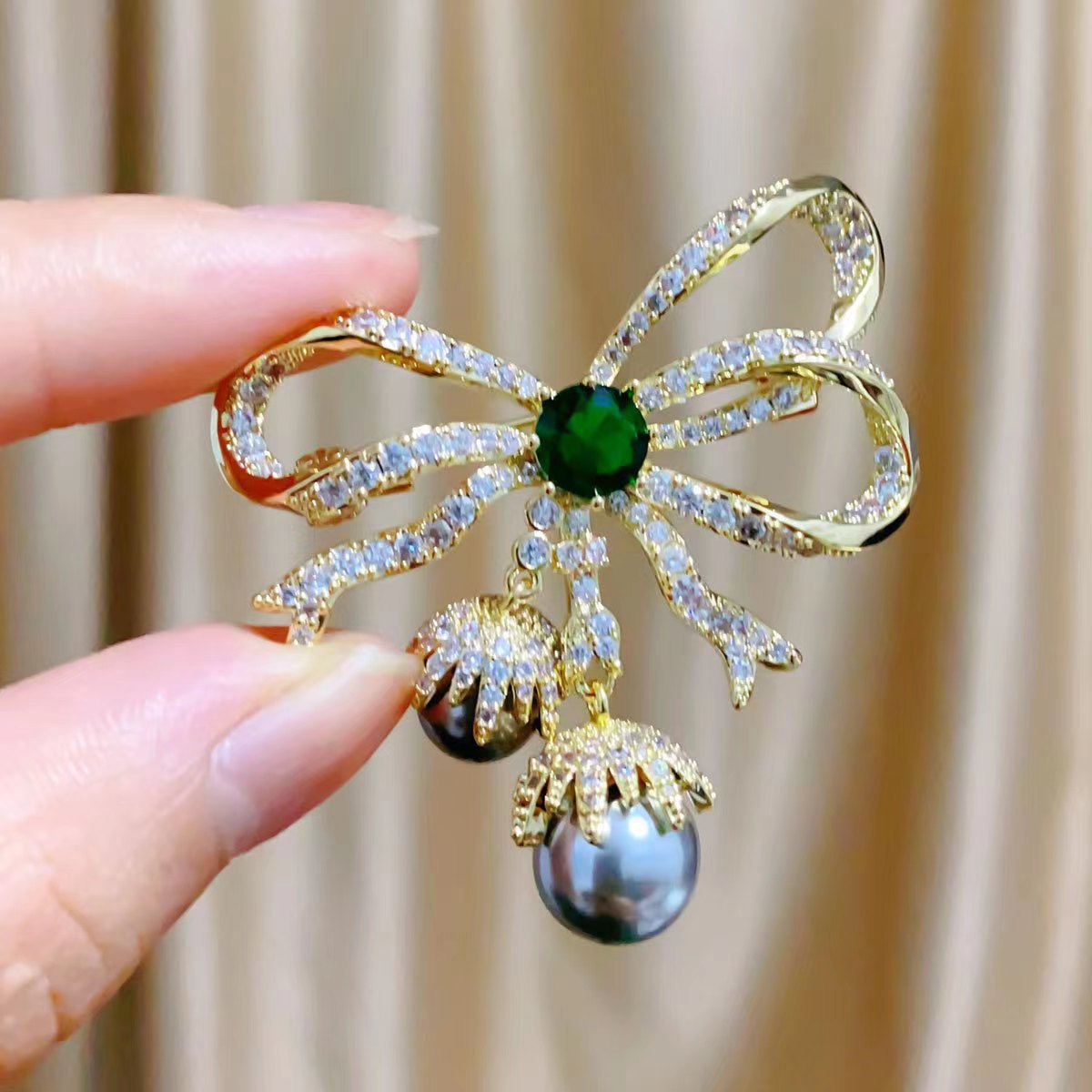 Elegant Bow-Knot Brooch with Rhinestones Image