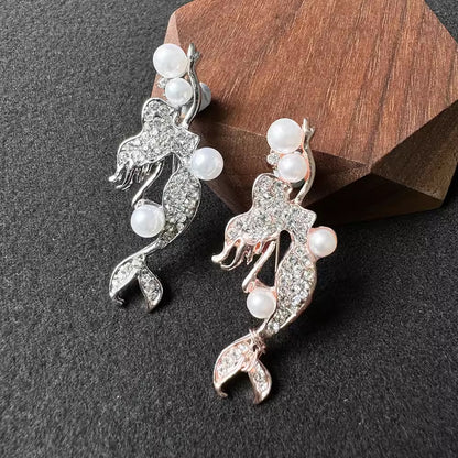 Versatile mermaid brooch in silver color