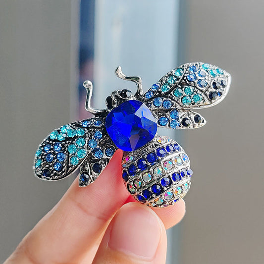 Vintage bee brooch design on model