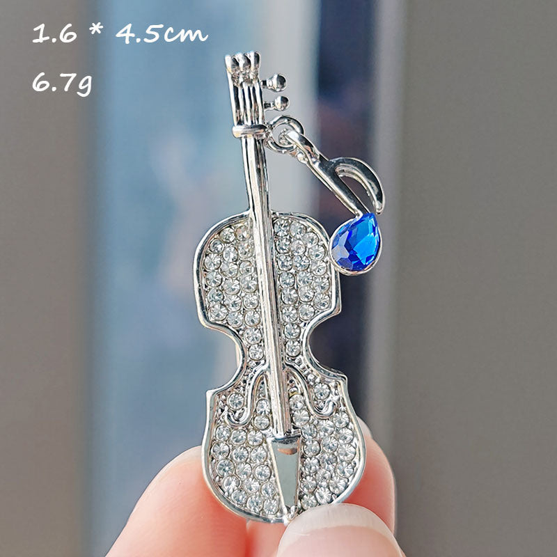Fashionable pin with heart design