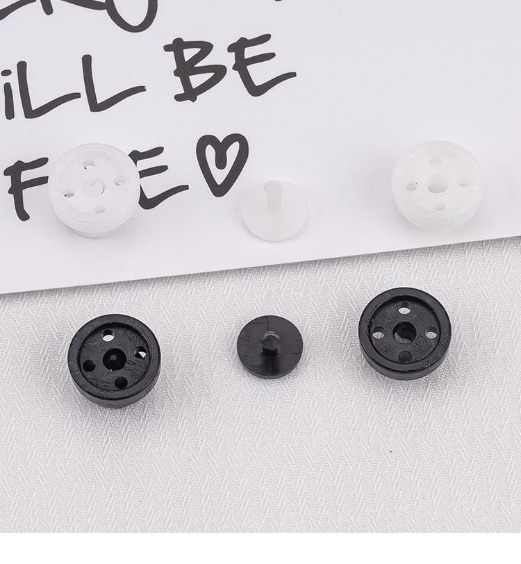 Detachable pressure buttons for easy clothing fixes