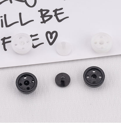 Detachable pressure buttons for easy clothing fixes