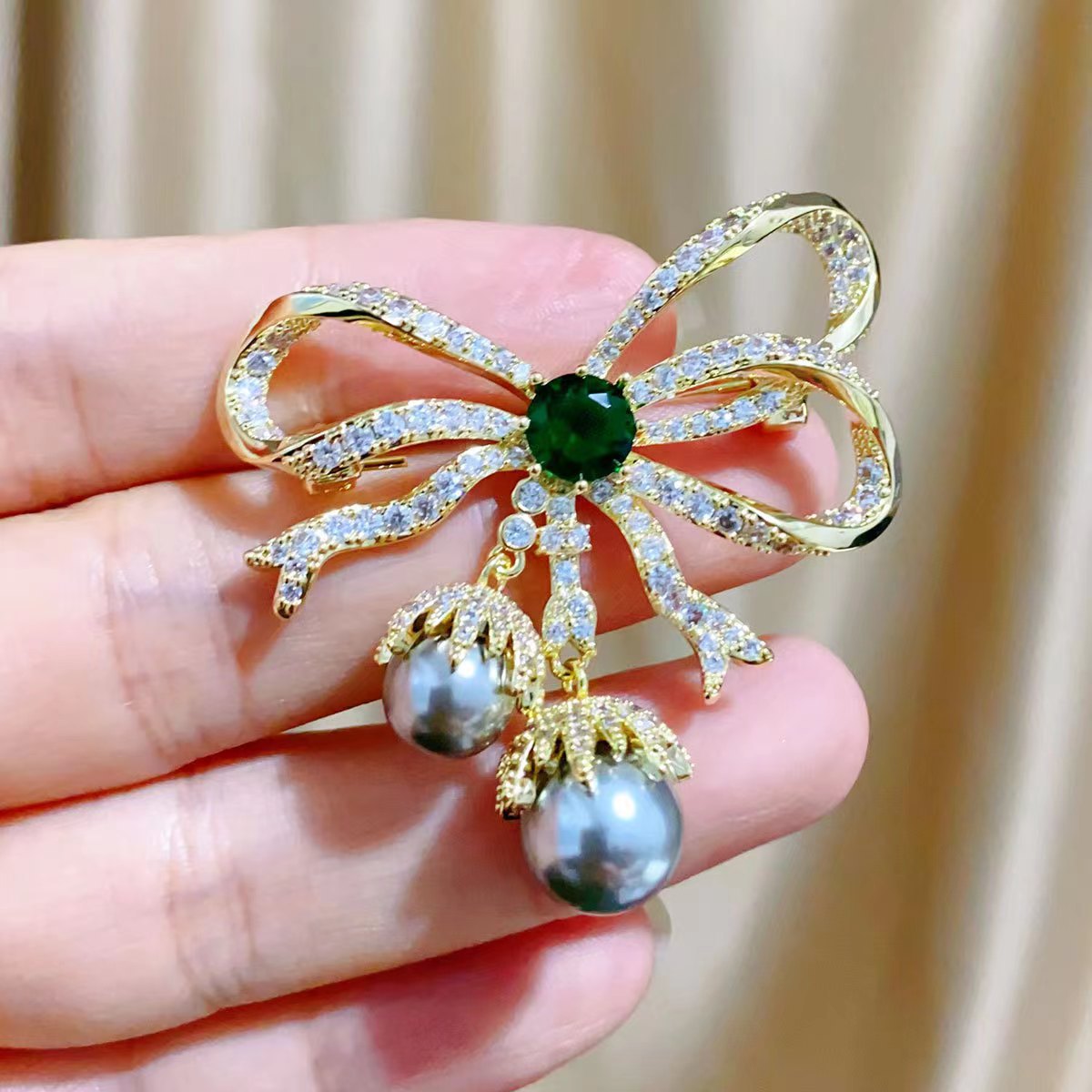 Beautiful Rhinestone Flower Brooch Detail
