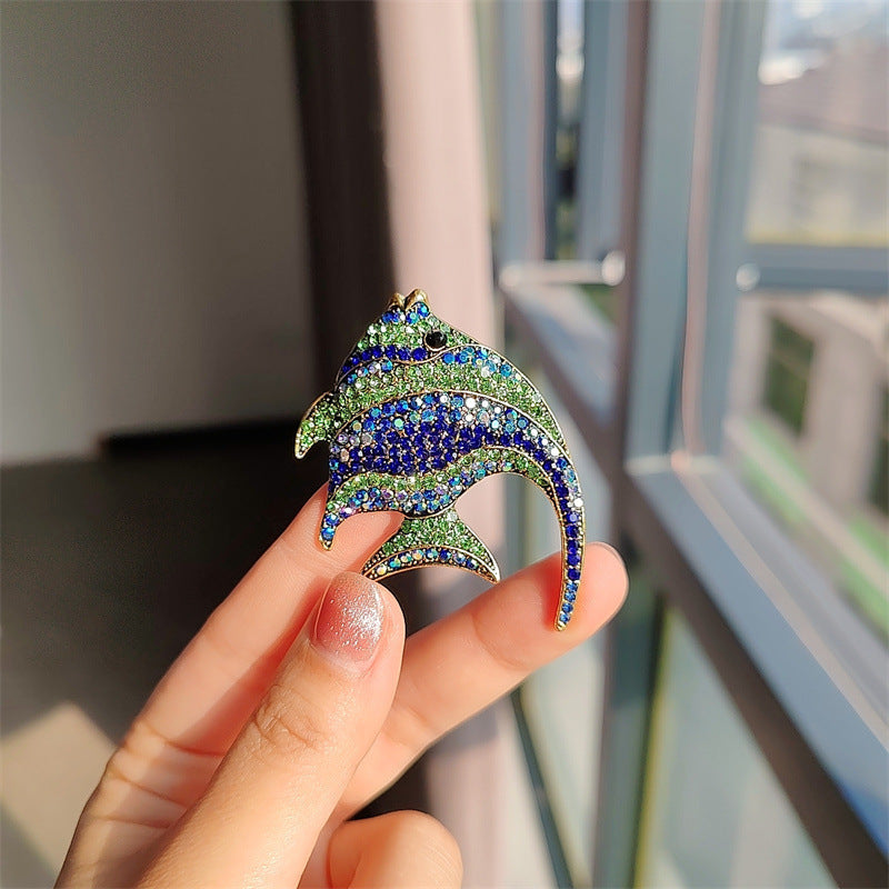 Colorful animal pin for stylish outfits - image 2